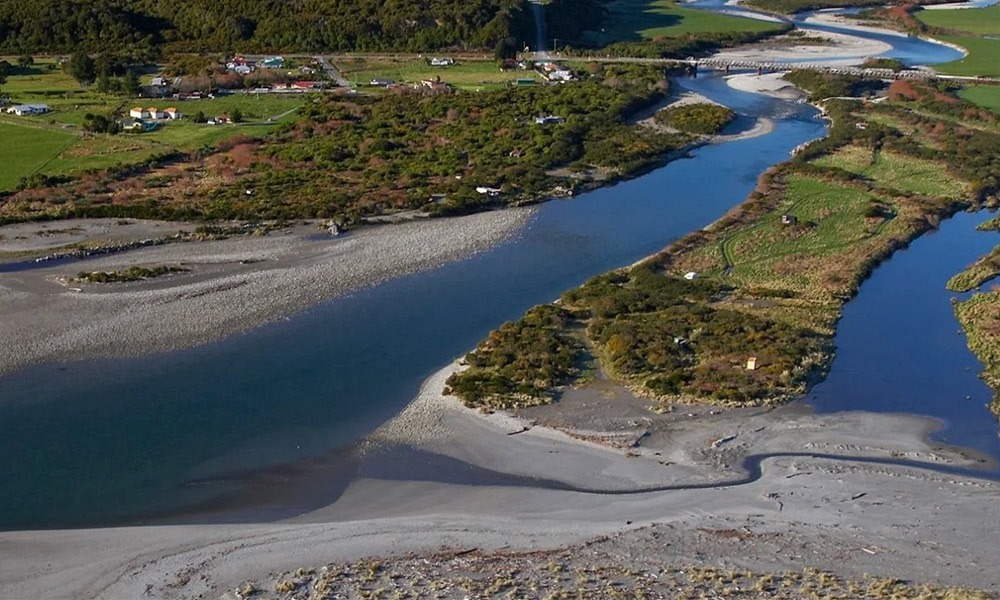 Arahura Greenstone Tours West Coast carver New Zealand