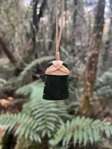 Bonz n stonz west coast hokitika green stone carver workshop