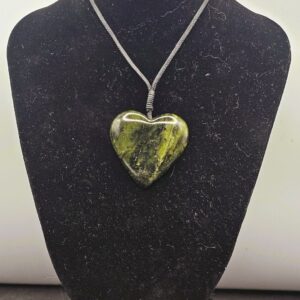 Auckland pounamu green stone carver guide