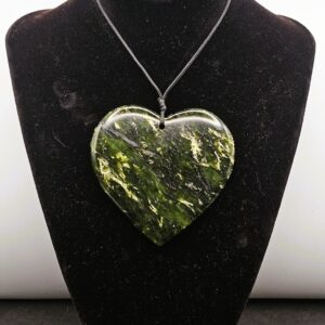 Auckland pounamu green stone carver guide