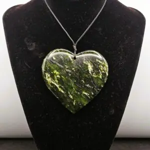 Auckland pounamu green stone carver guide