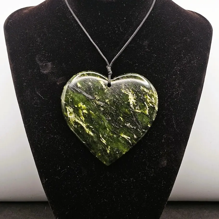 Auckland pounamu green stone carver guide