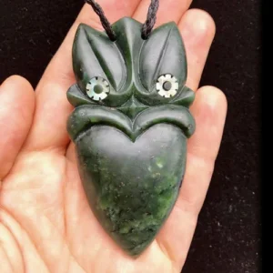 Eszter Szigethy (Jade Pebble) green stone carver pounamu guide