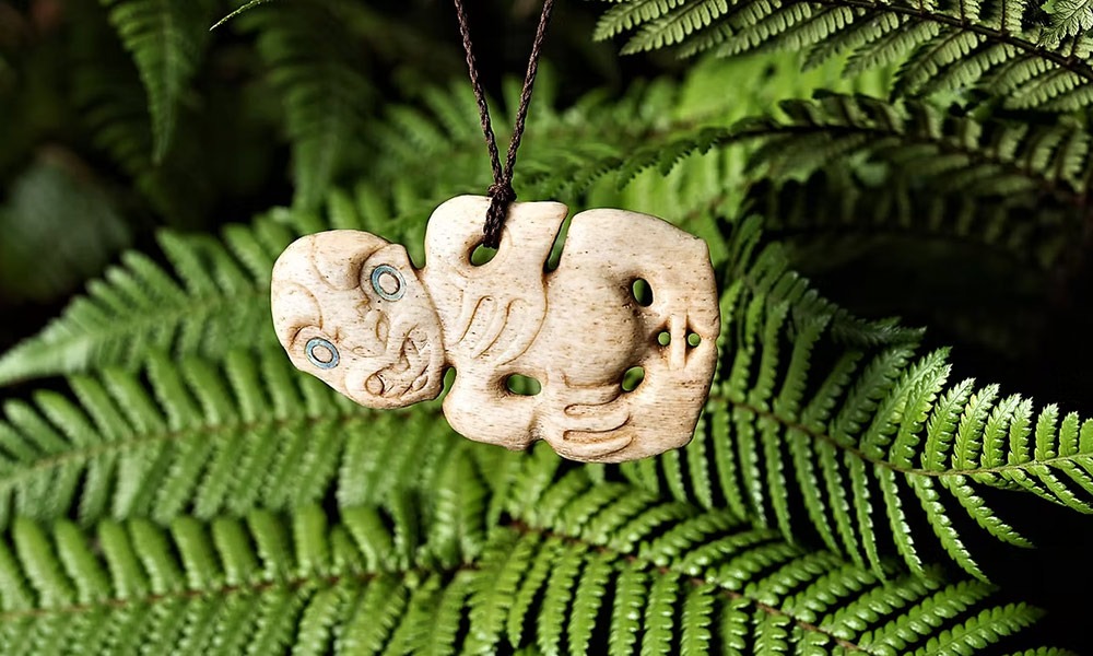 kuru pounamu carver guide hokitika west coast