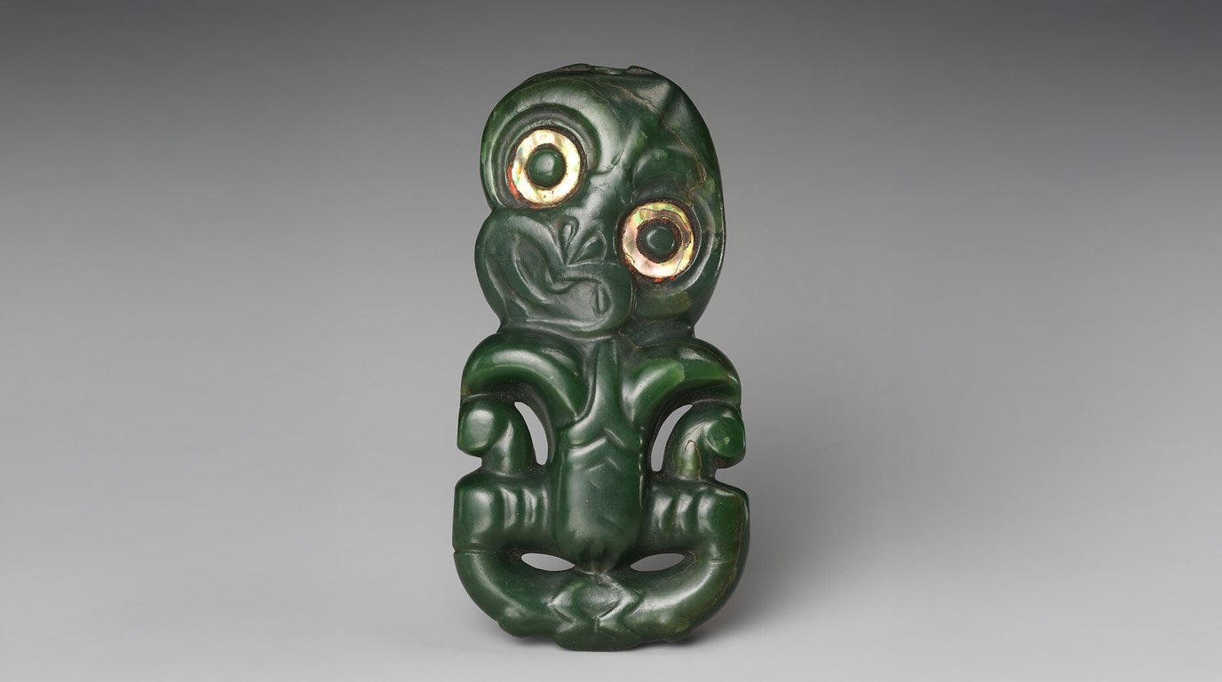 19th century Māori hei tiki pendant in pounamu with shell inlaid eyes, Metropolitan Museum of Art