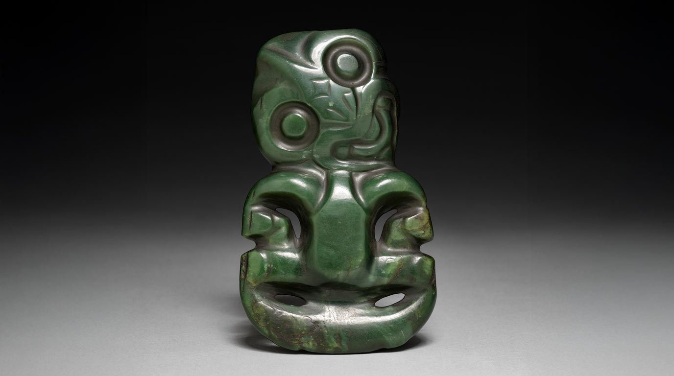 Historic Māori hei tiki pendant carved from green pounamu, 1800s, held by the Cleveland Museum of Art